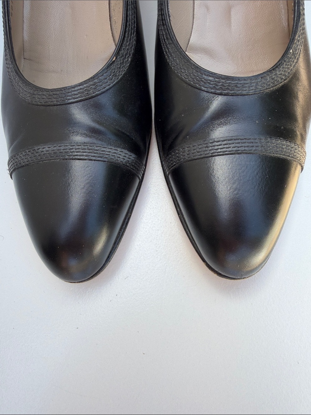 Salvatore Ferragamo Black Round-Toe Leather Pumps - Picture 12 of 13